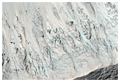 Πολύχρωμα στρώματα στα τοιχώματα ενός Ανώνυμου Κρατήρα