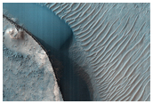 Светлые слоистые отложения в кратере в Южном полушарии Марса
