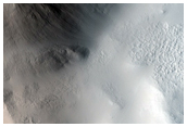 Окольцовывающий вал и выброс из безымянного кратера