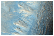 Canali di scolo sullorlo di un cratere nellemisfero Nord