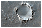 Необычный кратер с лавовыми потоками недалеко от  горы Арсия 