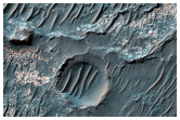Светлые потенциально гидратированные породы в эрозионном кратере