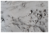 Пролом окольцовывающего вала кратера в горах Тартар