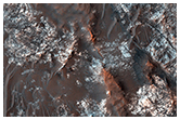 Красочная корневая порода на дне метеоритного кратера