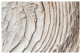 Слои, хребты боковых пород и темный песок в кратере Скиапарелли