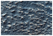 Эрозионные овраги в кратере в средних широтах Южного полушария