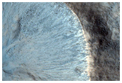 Молодой кратер с крутыми склонами