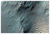 Центральное поднятие в кратере Сахеки