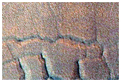 Canaloni in un cratere a medie latitudini settentrionali in Acidalia Colles