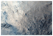 Cratere ben preservato di 25 chilometri con un picco centrale