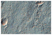 Depositi chiari stratificati ed esposti lungo il fondo del bacino in Ladon Valles