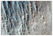 Canaloni lineari in Hellas Planitia