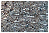 Выход слоистой коренной породы в ударном кратере