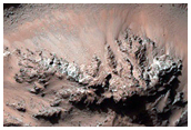 Osservando i pendii nel Cratere Hale