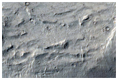 Извилистый хребет на стене кратера в области Эолида