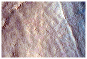 أخاديد بفوهة خط الإستواء قرب جبال فليجرا (Phlegra Montes)
