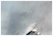 رواسب في فوهة تصادمية قرب وادى ليكوس (Licus Vallis)
