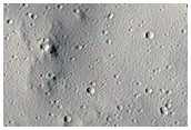 Intersezione tra terrapieno di materiale espulso e bordo di un cratere