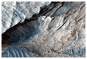Отдельностоящая столовая гора с оврагами в регионе каньона Кандор Касма (Candor Chasma)