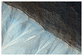 Ударный кратер и крупные выбросы породы на севере уступов Гефеста