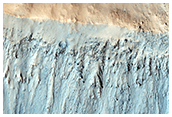 Cratere con esposizione di substrato roccioso e ripidi pendii