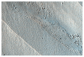 Gravine di colore chiaro in un cratere in Terra Cimmeria