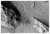 Выброс кратера Мохаве, взаимодействующий с холмами