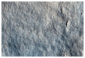 Grande collina in un cratere in Arcadia Planitia settentrionale
