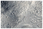 Canali sulla parete di un cratere in Arabia Terra