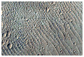 Un cratere circondato da flussi nella regione a ovest di Echus Chasma