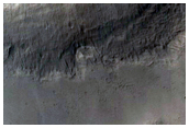 Małe płaty na dnie krateru w północnej części Arabia Terra