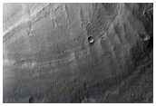 Ενας μικρός λοβός ροής, στον πυθμένα ενός κρατήρα στην Γη της Αραβίας (Arabia Terra)