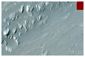 Потоки из канала, прорезающего край кратера на плато Daedalia Planum