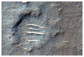 Ударный кратер с видимыми выбросами земли Tyrrhena Terra