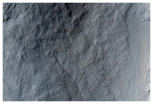 Многочисленные темные полосы на стенке кратера