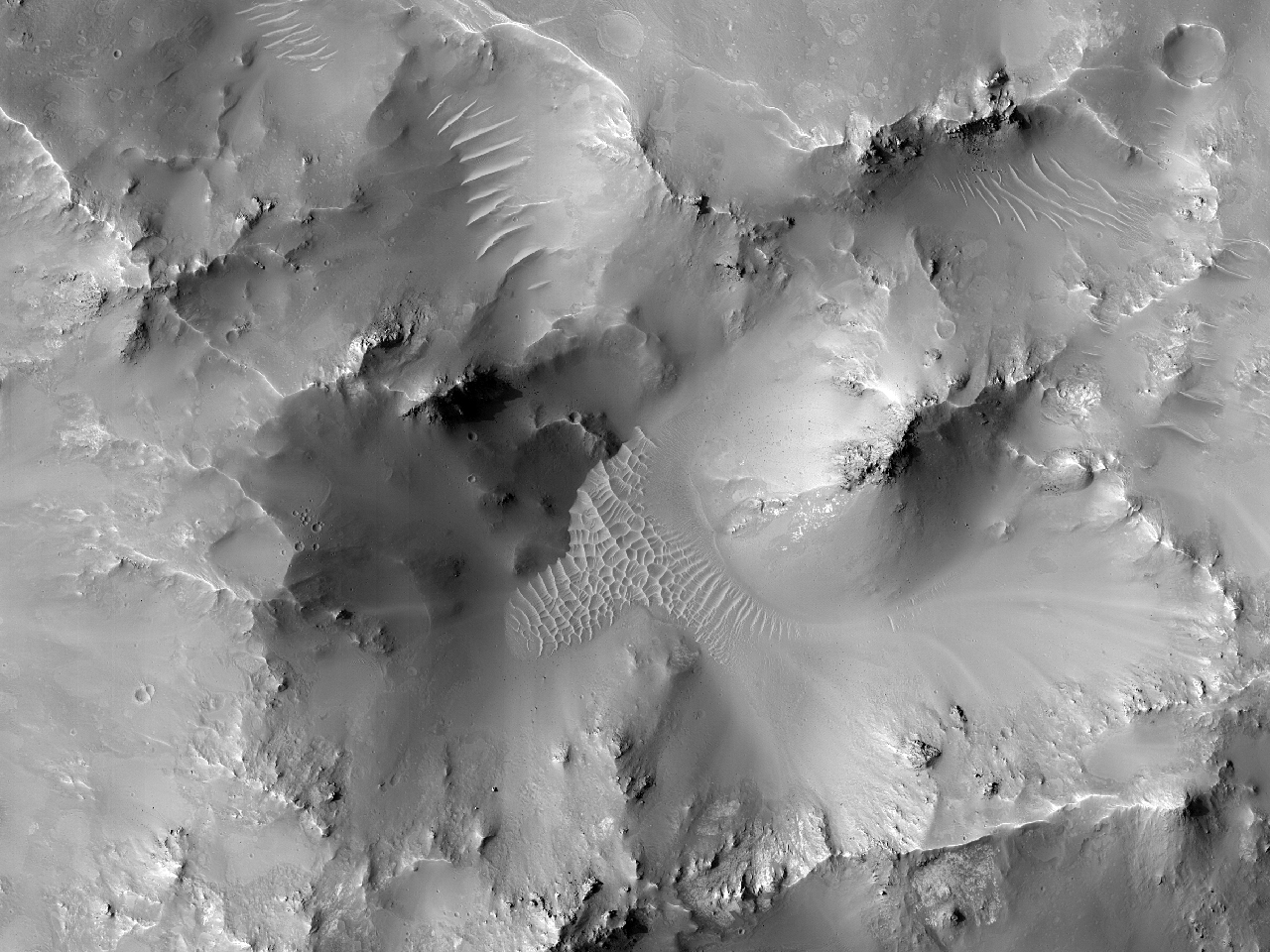 Ampia cima centrale di un cratere da impatto in Tyrrhena Terra