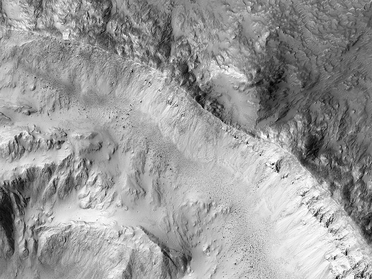 Cratere recente senza nome in Hesperia Planum settentrionale