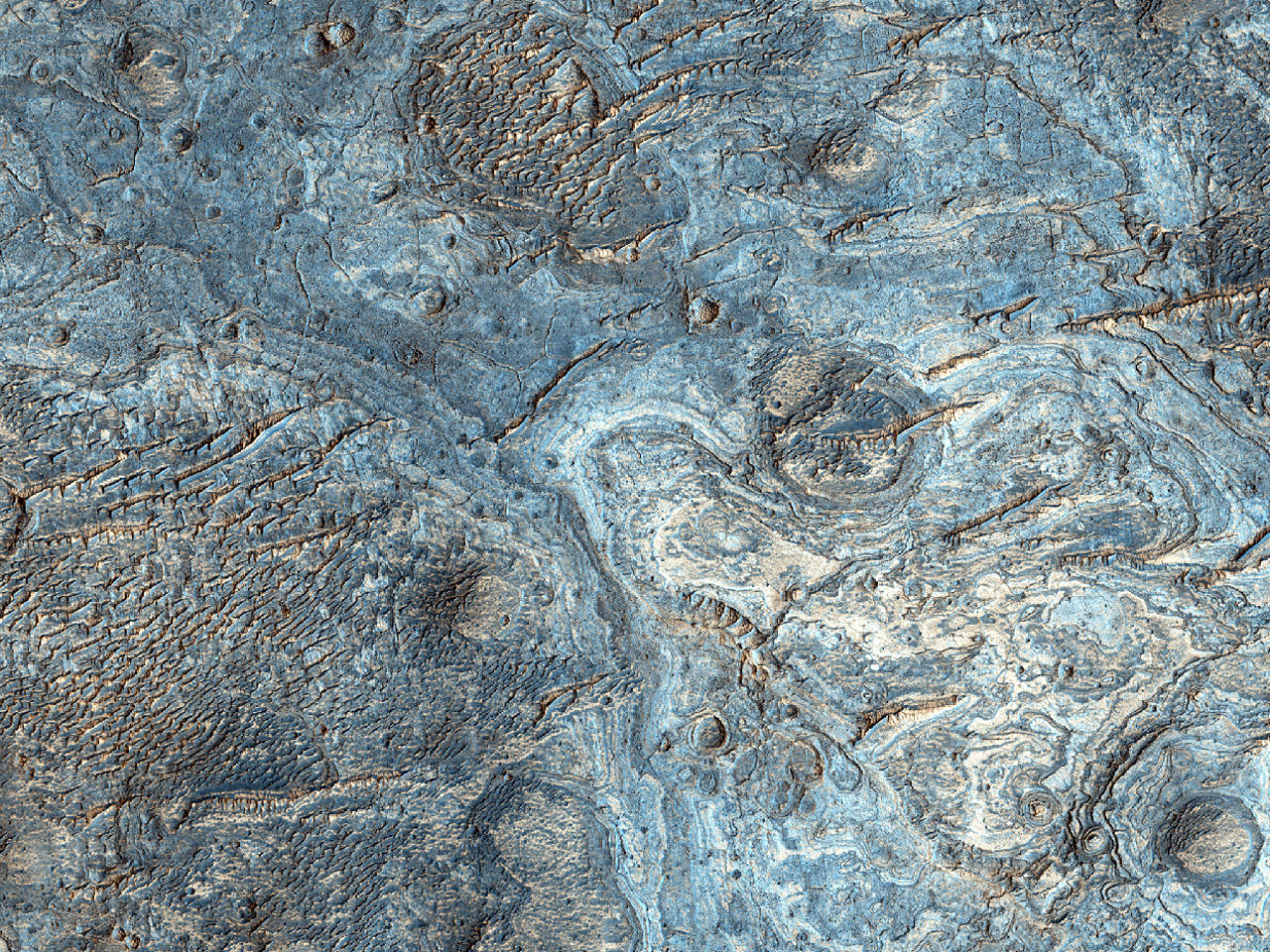Stratificazioni di colore chiaro lungo le pianure a sudovest di Melas Chasma