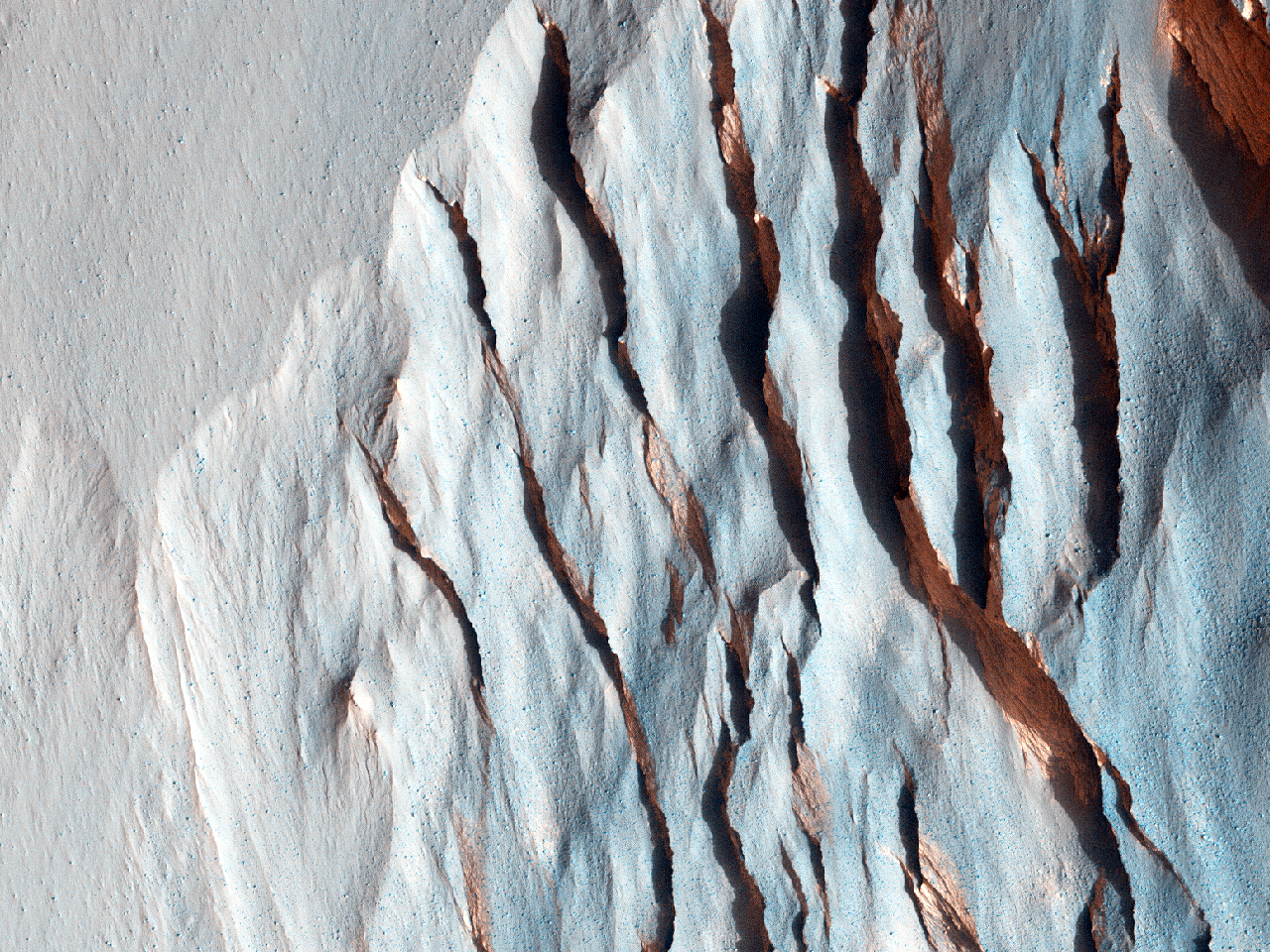Stratificazioni di colore chiaro lungo una parete di roccia nel sud-ovest di Melas Chasma