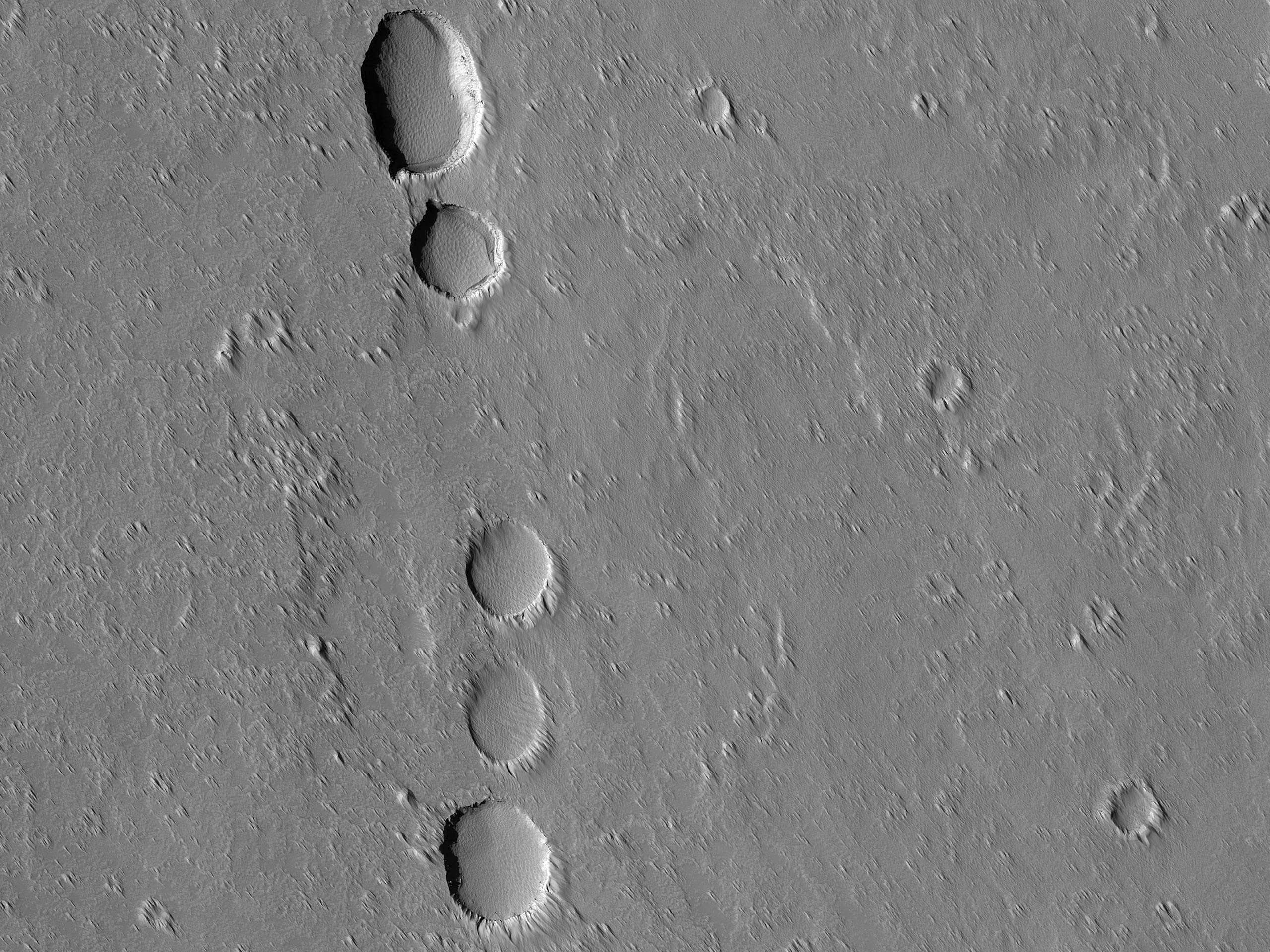 Cadena de cráteres de subsidencia al sur de Arsia Mons
