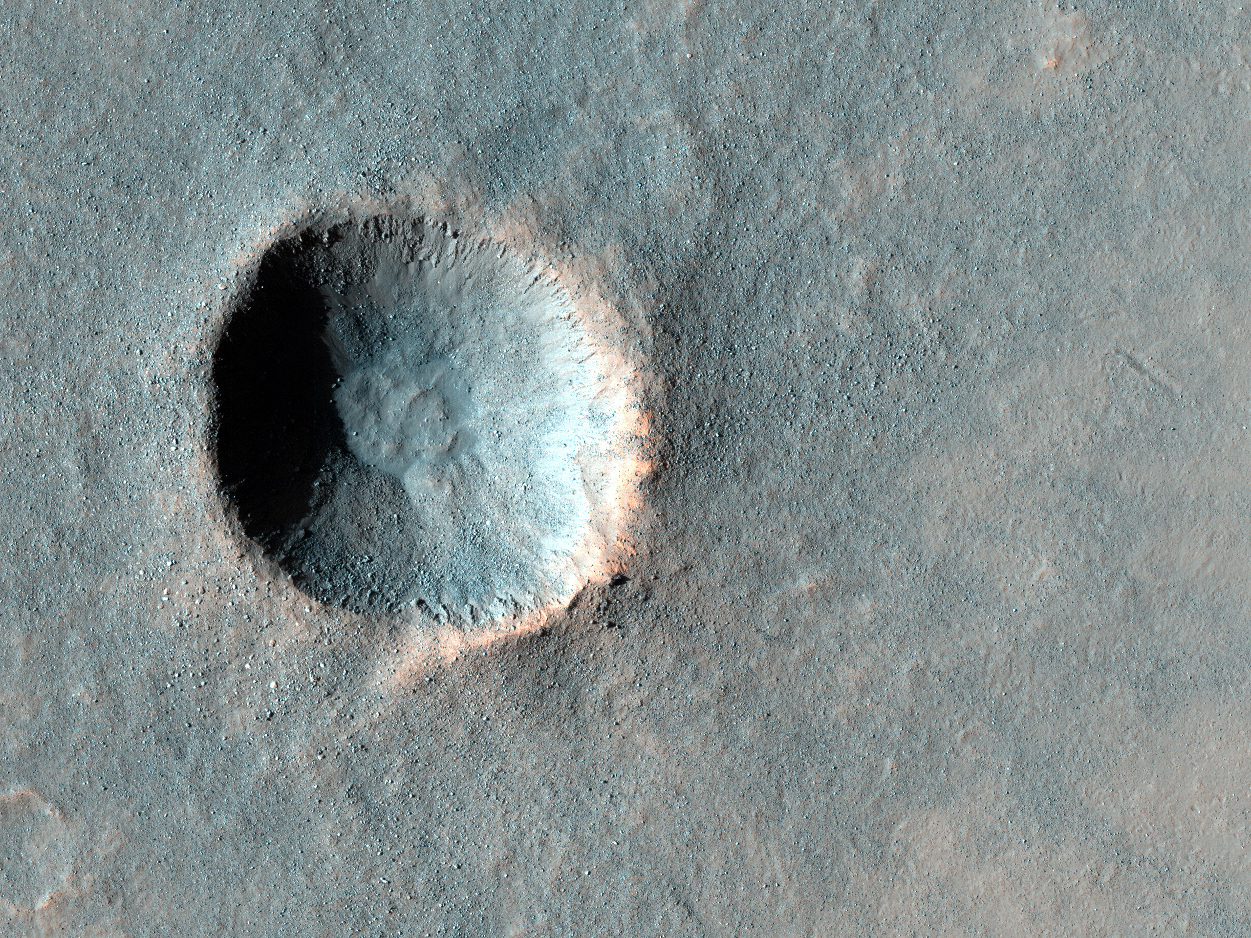 Un piccolo cratere da impatto di recente formazione