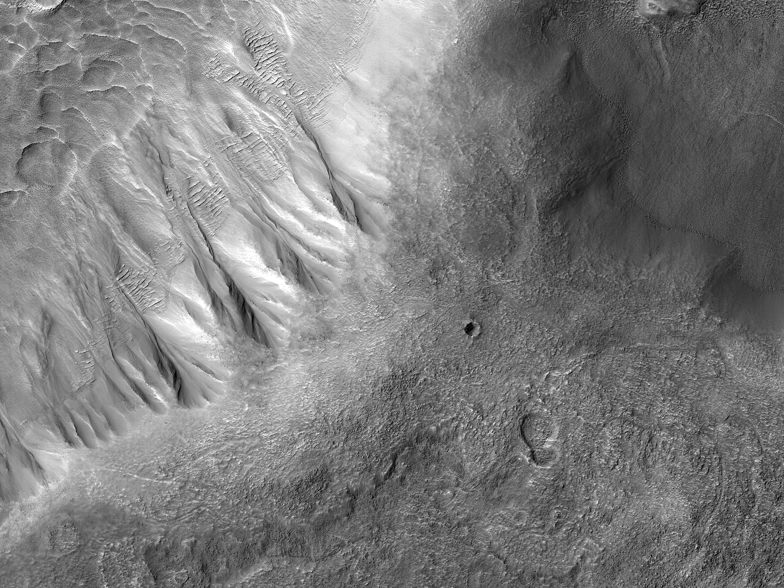 Barrancos en un crter cerca Hellas Planitia