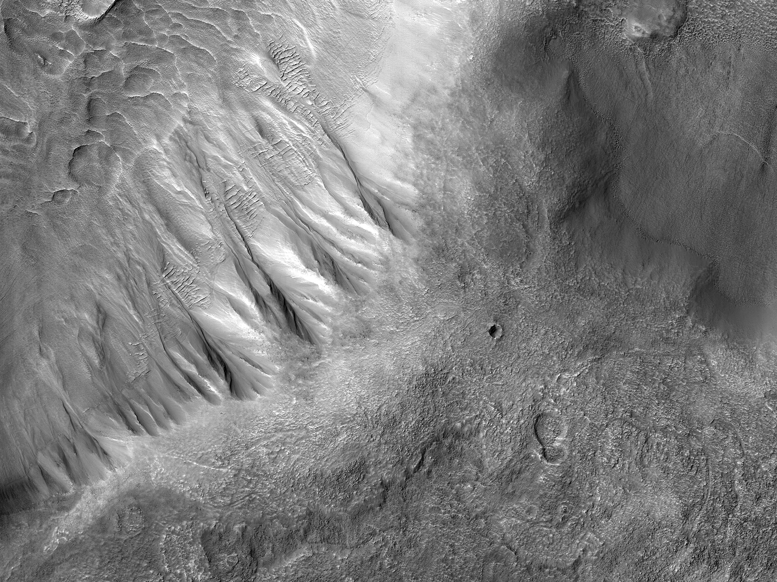 Barrancos en un crter cerca Hellas Planitia