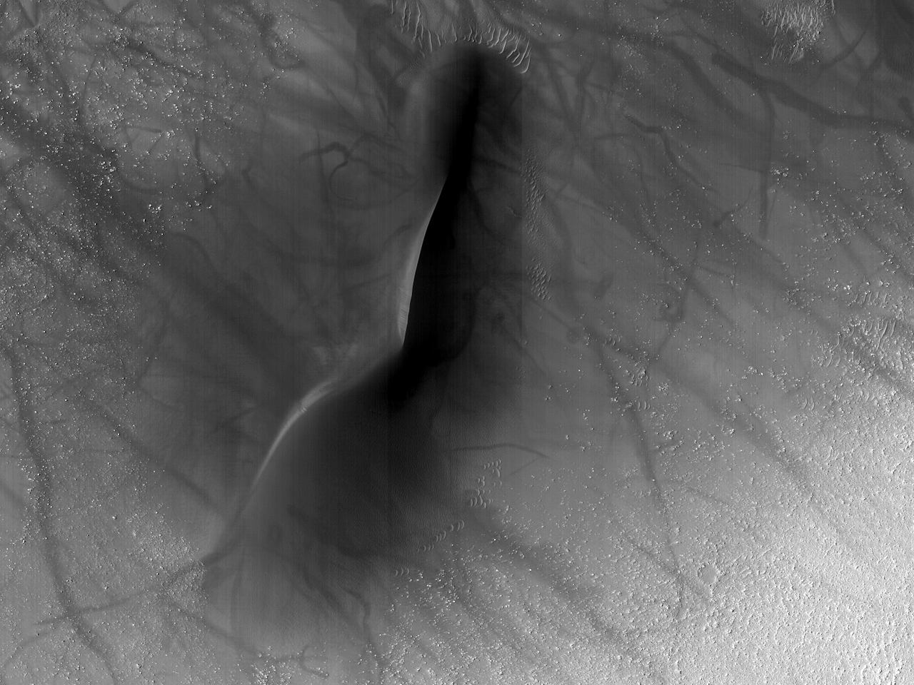 Tracce scure lasciate dai turbini di polvere all’interno di un cratere parte meridionale della regione Noachis