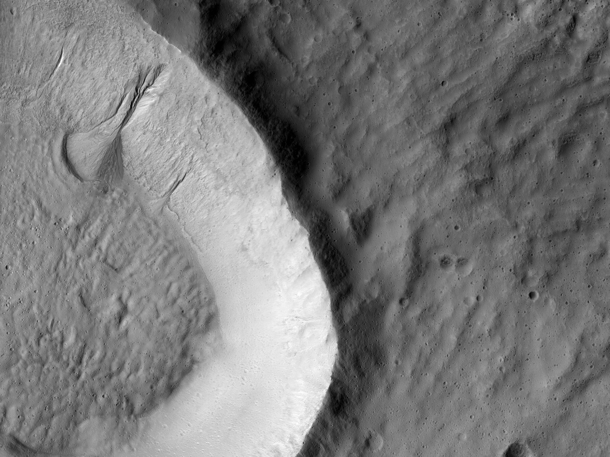 Vízmosás-szerű árok egy becsapódási kráter falán