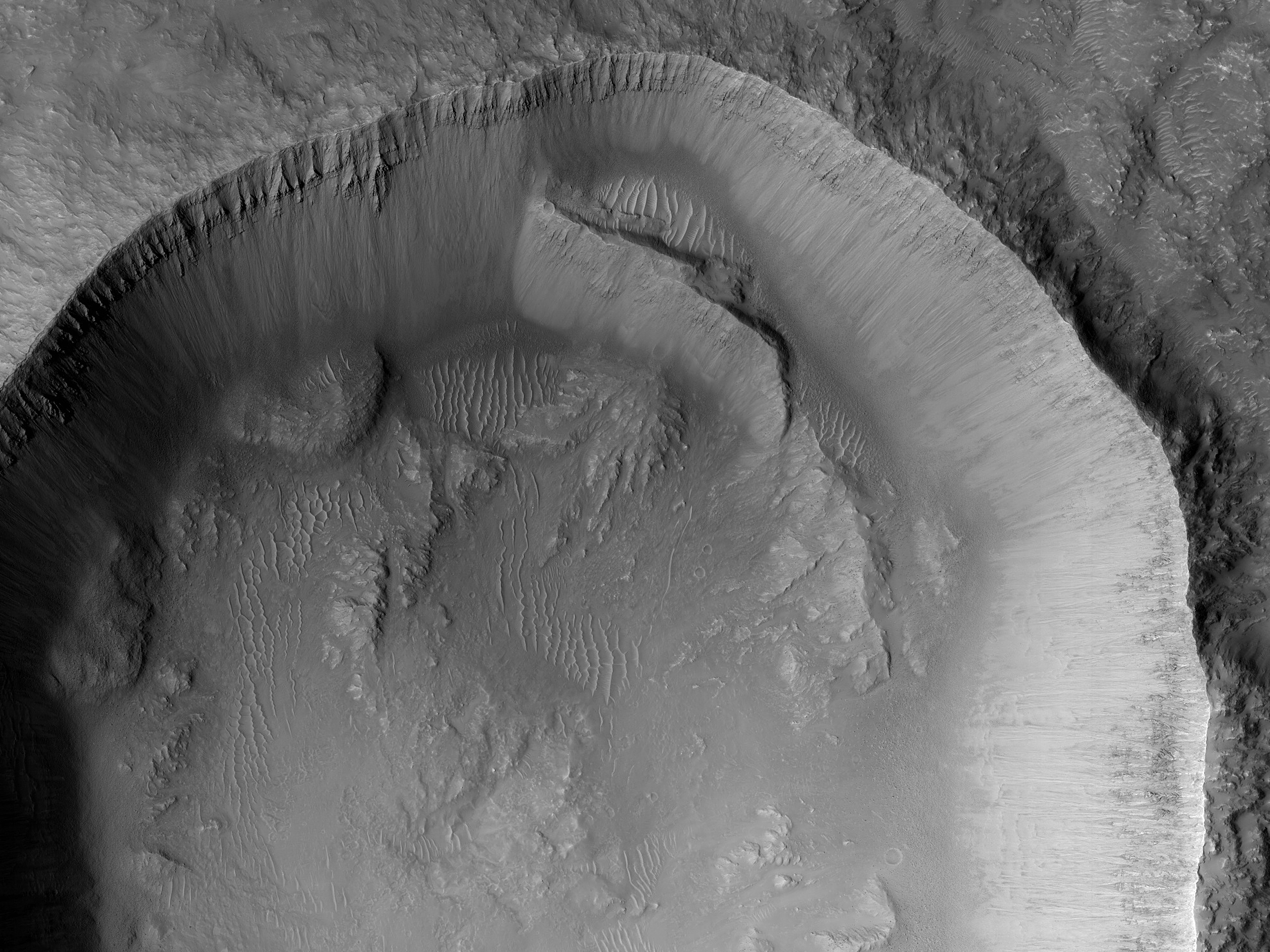 6 kilométer átmérőjű kráter éles peremmel