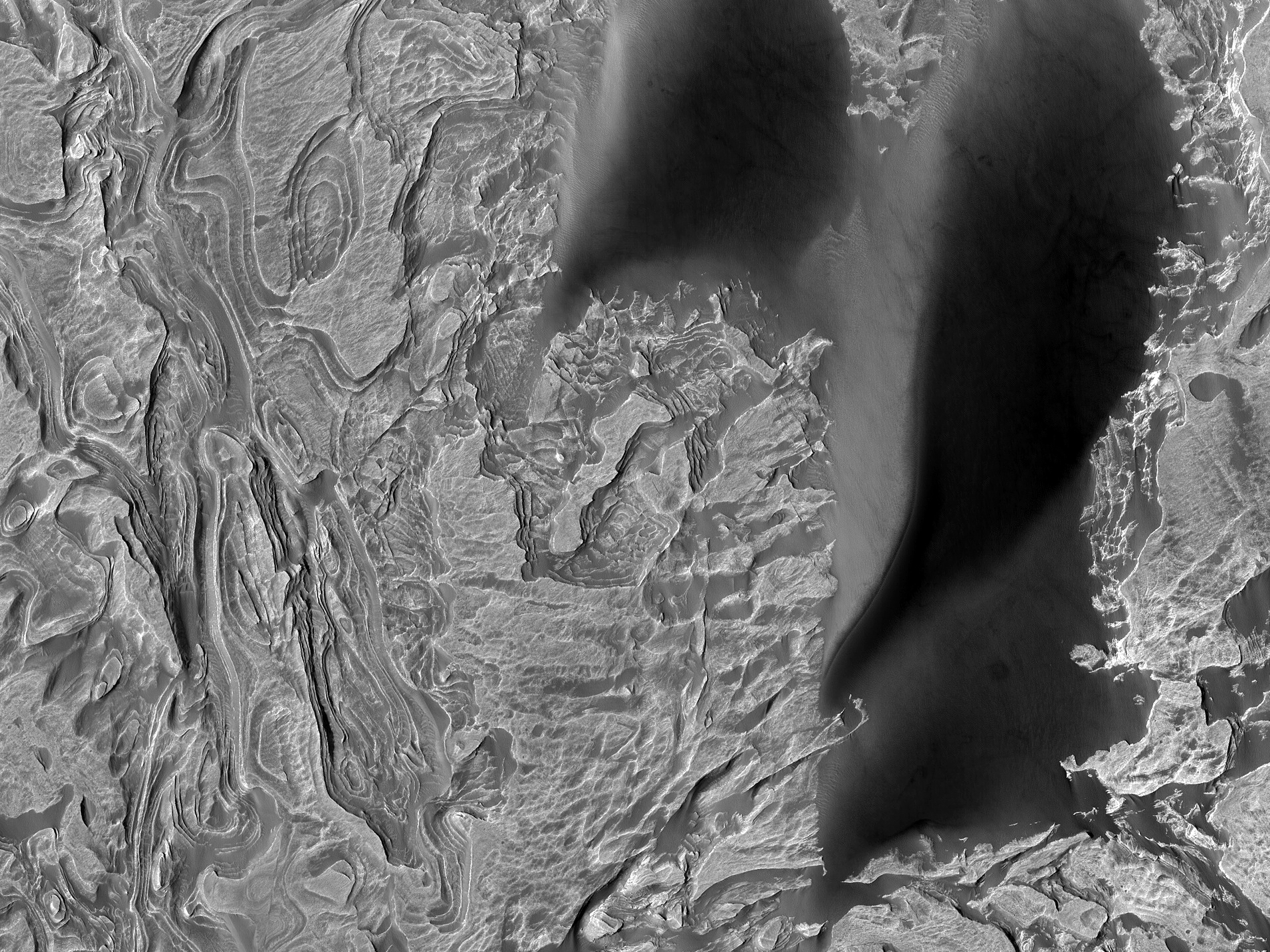 Rétegzés és vetődés a Melas Chasma szakadékban
