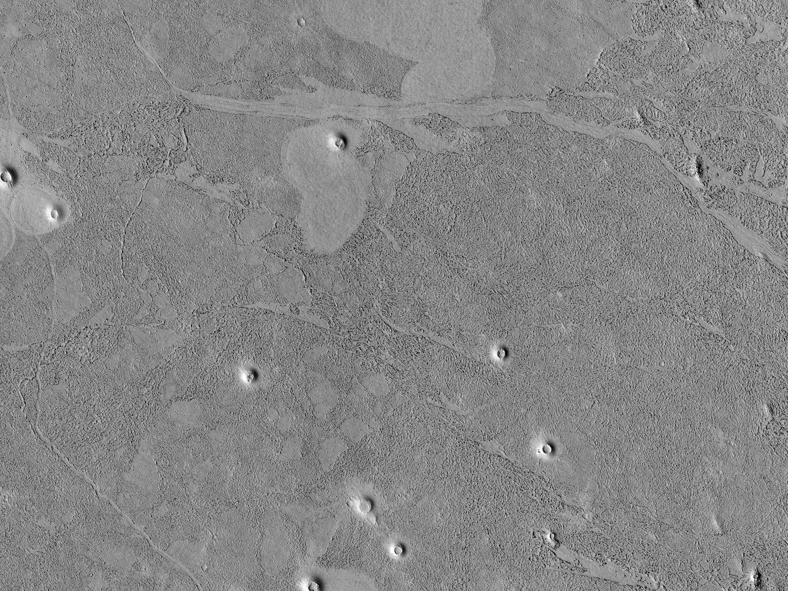 Lávafolyások és egy formáció az Aeolis Planum fennsíkja közelében