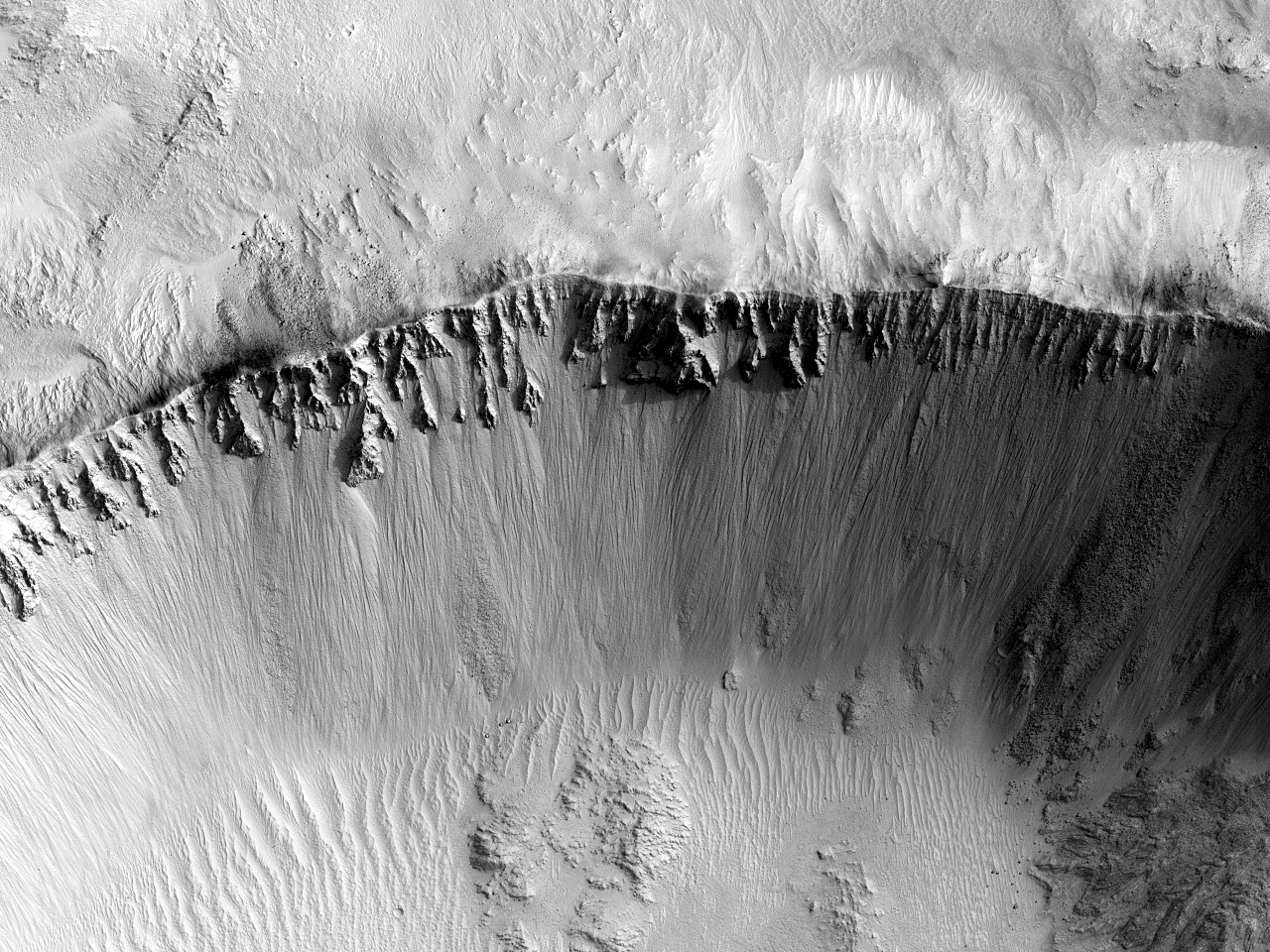 Jó állapotban lévő 7 kilométer átmérőjű kráter