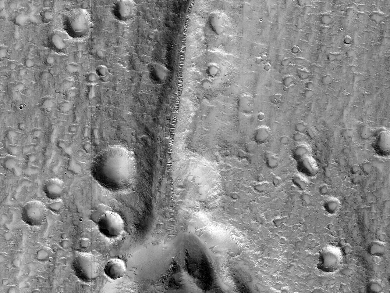 Profunda depressi i mltiples crcters meteortics a lest dHecates Tholus
